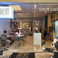 UNIDADE RIO CLARO | DAY OFF CAFÉ Fachada de vidro da unidade em Rio Claro do Day Off