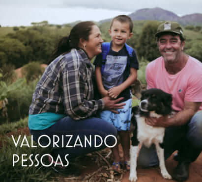 Imagem de uma família de agricultores no campo